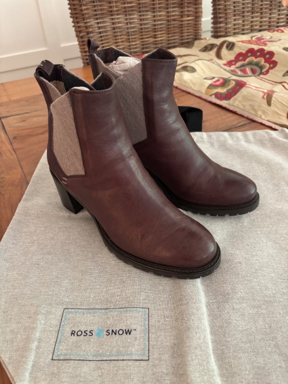 ROSS & SNOW Susanna Chelsea style boots. Like new in box. Women's US6.5